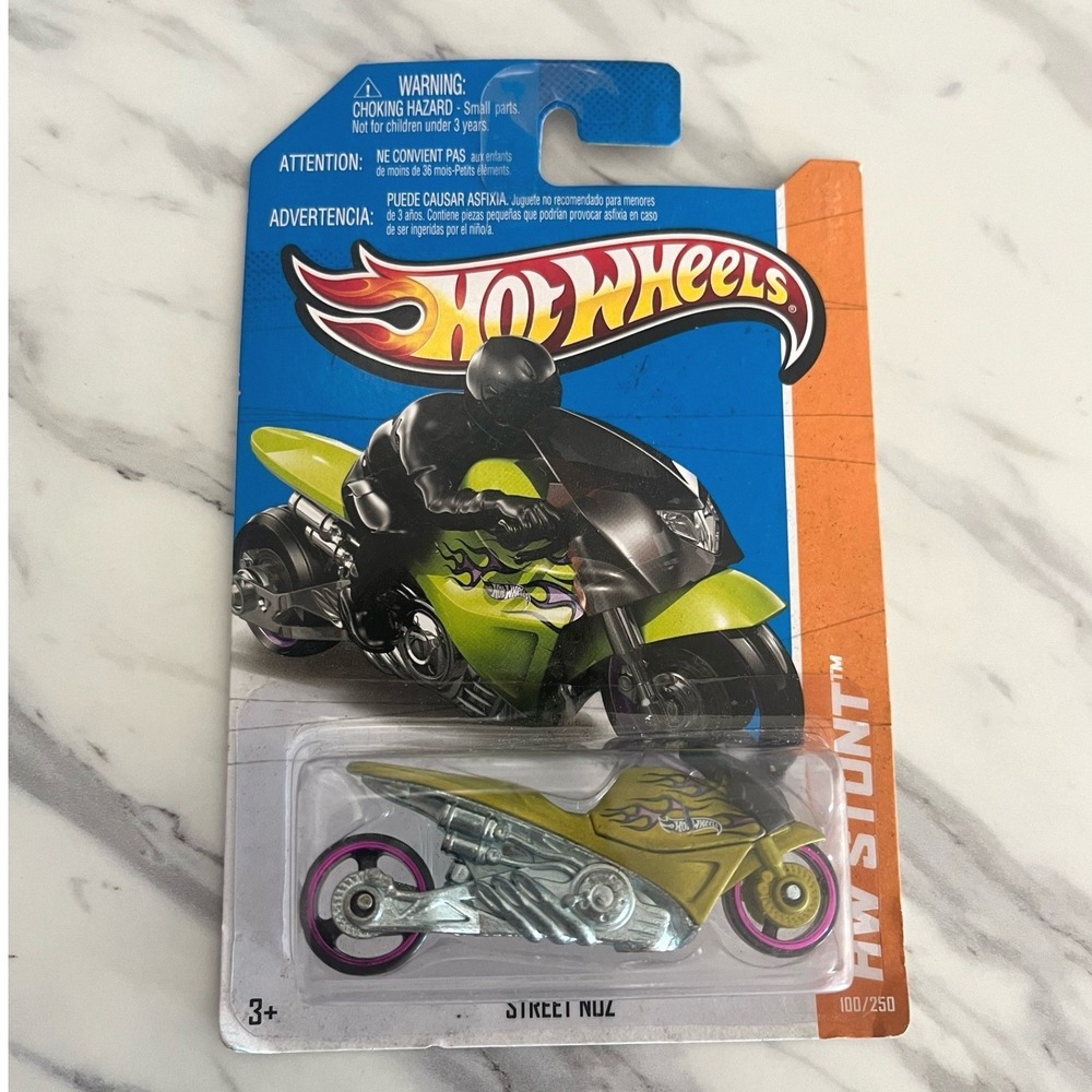 Hot Wheels Motorcycle Street Noz HW Stunt 2013 100/250 Green 1:64 NIP